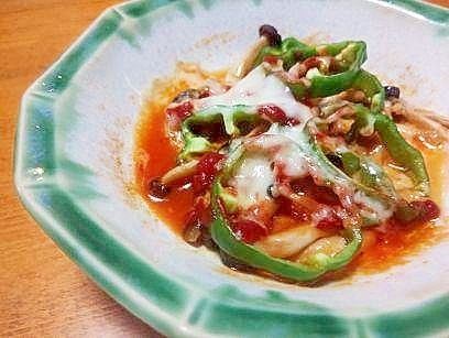 しめじと　ピーマンの　ケチャップ・チーズ蒸し