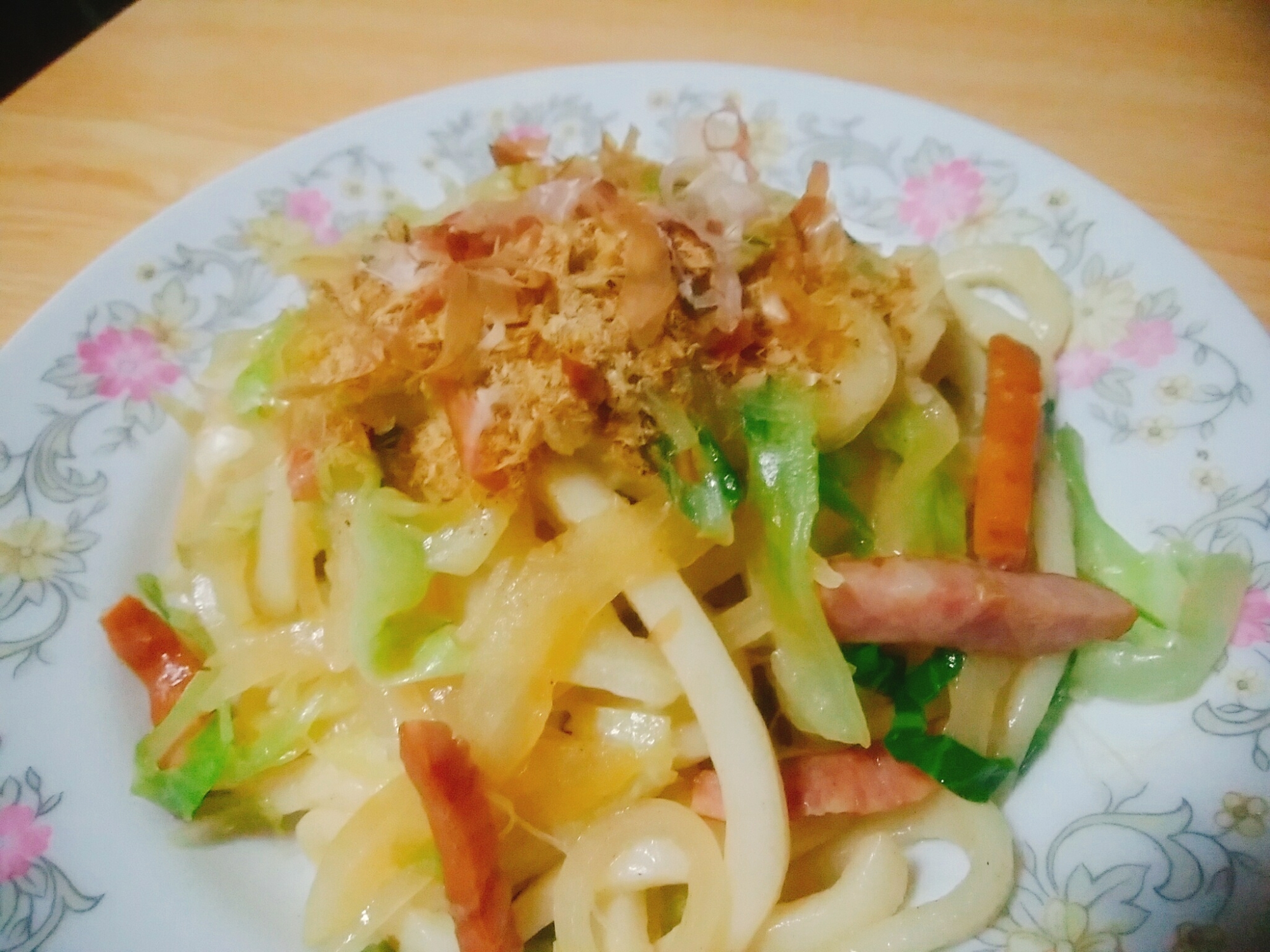 キャベツと玉ねぎとウインナーの焼きうどん