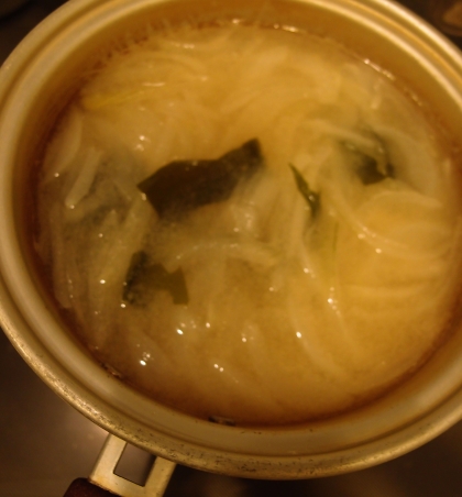 しいたけ、たまねぎ、わかめのお味噌汁