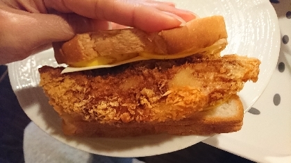 白身魚フライとタルタルソースのトーストサンド