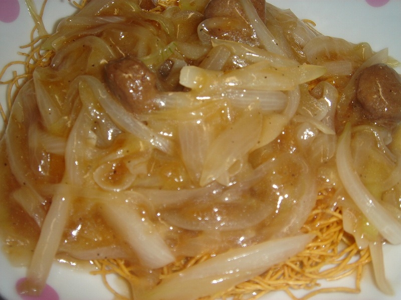 ミートボールと玉葱のあんかけ揚げ麺