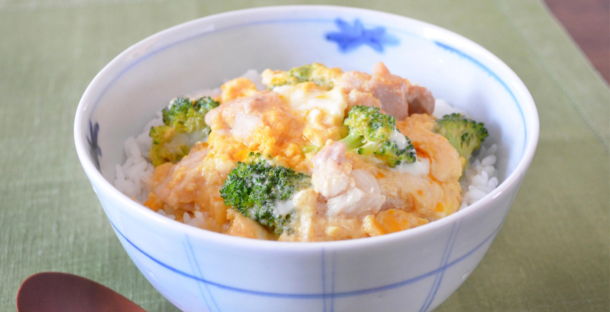 ブロッコリー入りレンジ親子丼