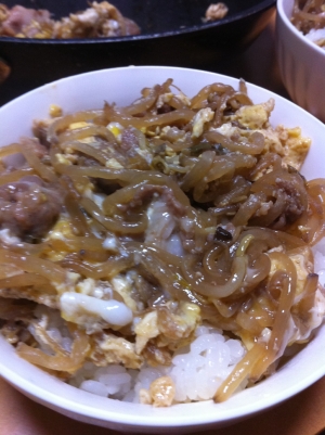 簡単すぎる 豚肉ともやしのすき焼き風卵とじ丼 レシピ 作り方 By Noi0633 楽天レシピ 簡単すぎる 豚肉ともやしのすき焼き風卵とじ丼 レシピ 作り方 By Noi0633 楽天レシピ