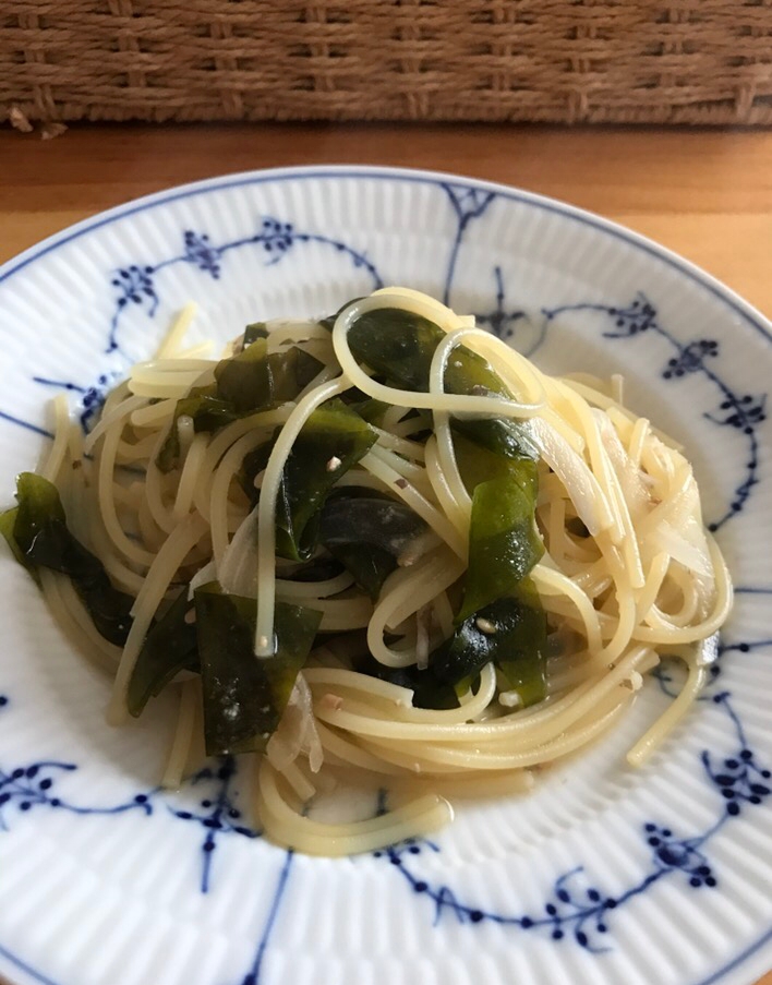 新玉ねぎとわかめのガーリックパスタ