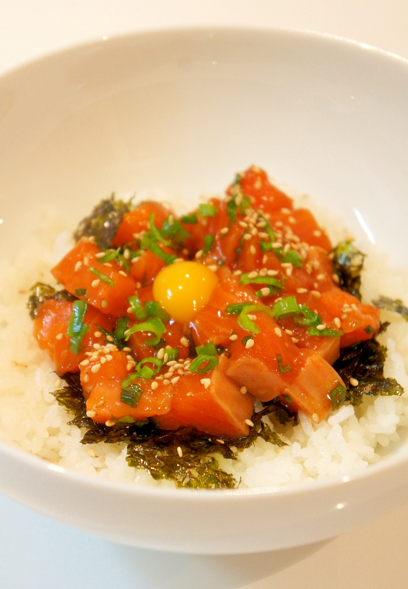 ごま油の風味が美味しい♪簡単☆サーモンユッケ丼