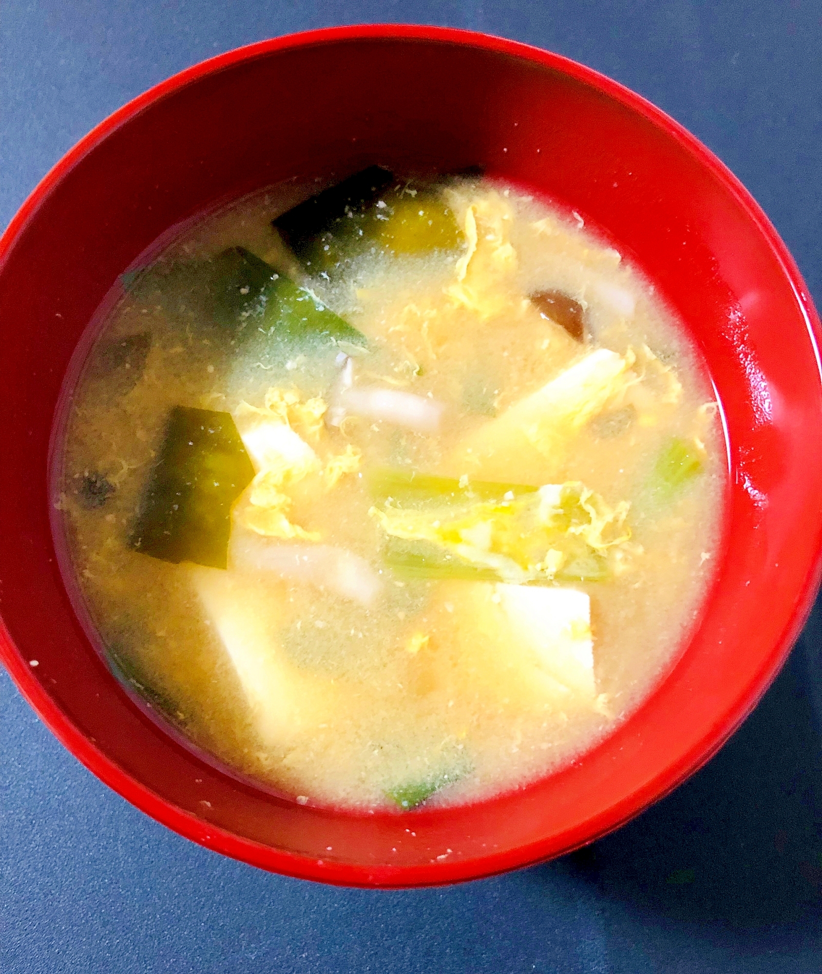 小松菜・しめじ・豆腐・わかめの味噌汁卵とじ