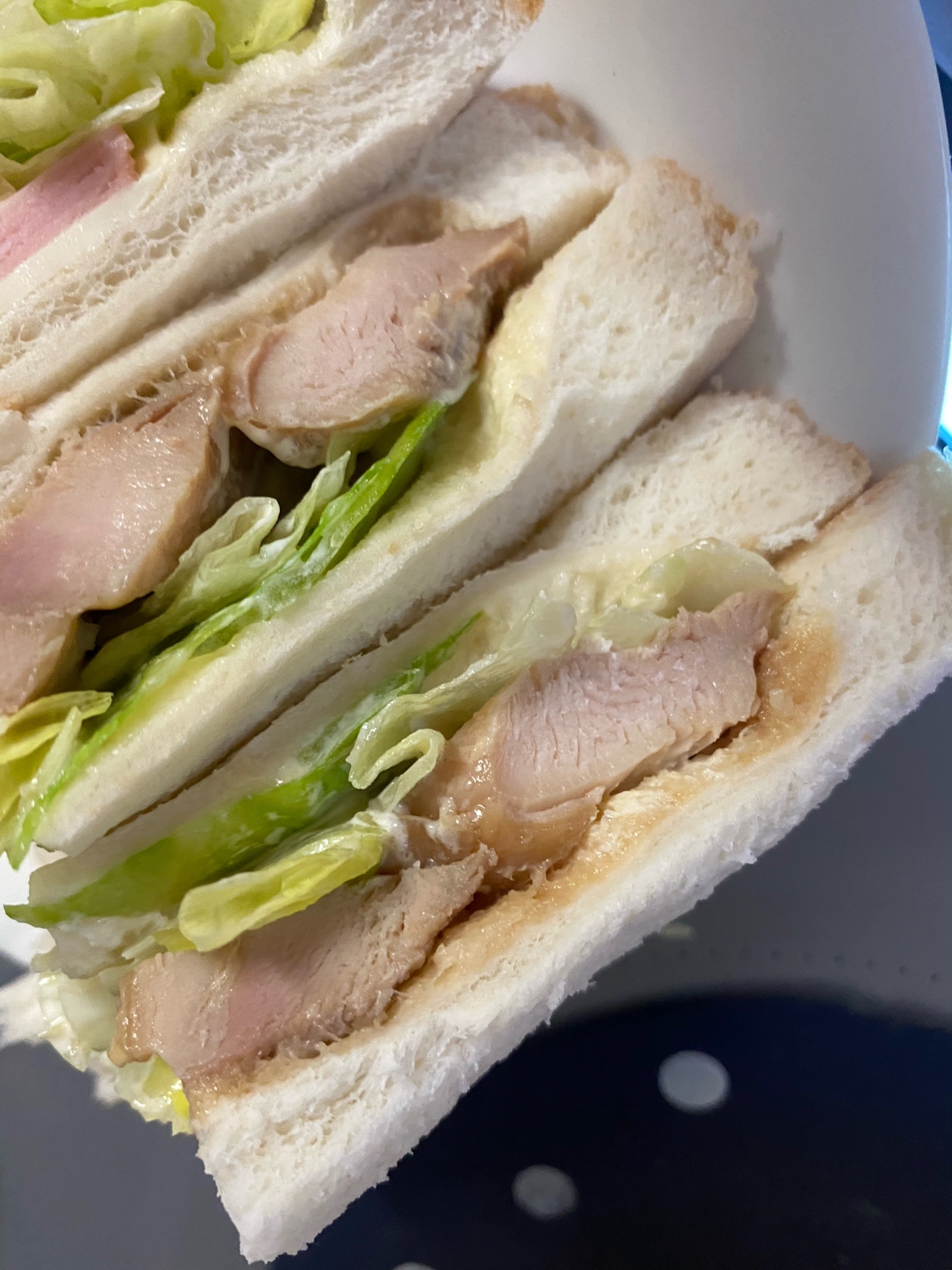 照り焼きチキンとレタスのサンドイッチ