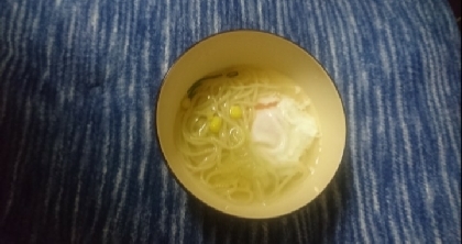 インスタントラーメンにポーチドエッグ