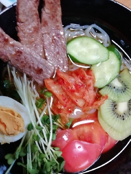 トマトときゅうり入りの韓国風冷麺