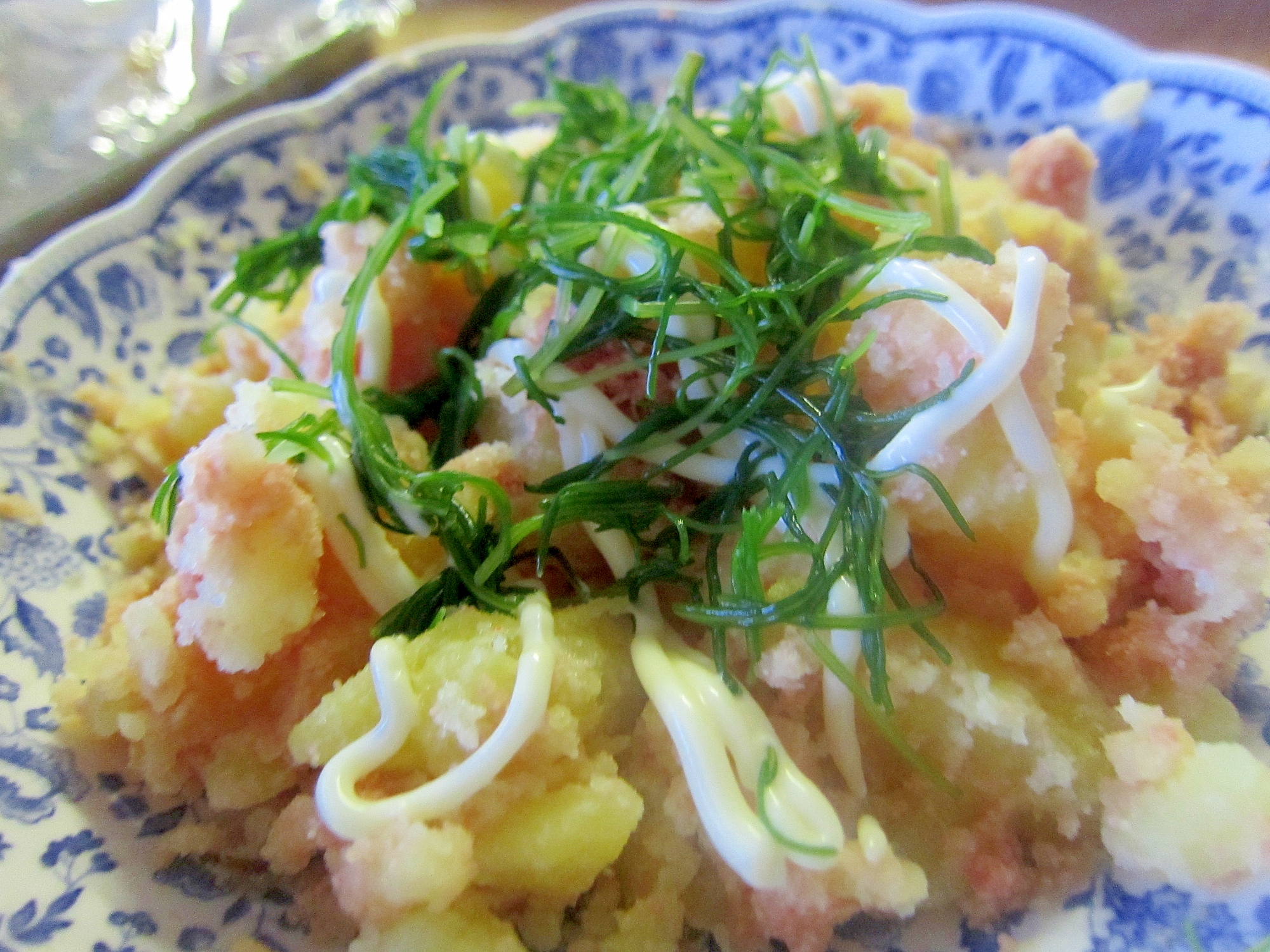 花柄の皿に盛り付けたじゃがいもとおかひじきの温サラダ