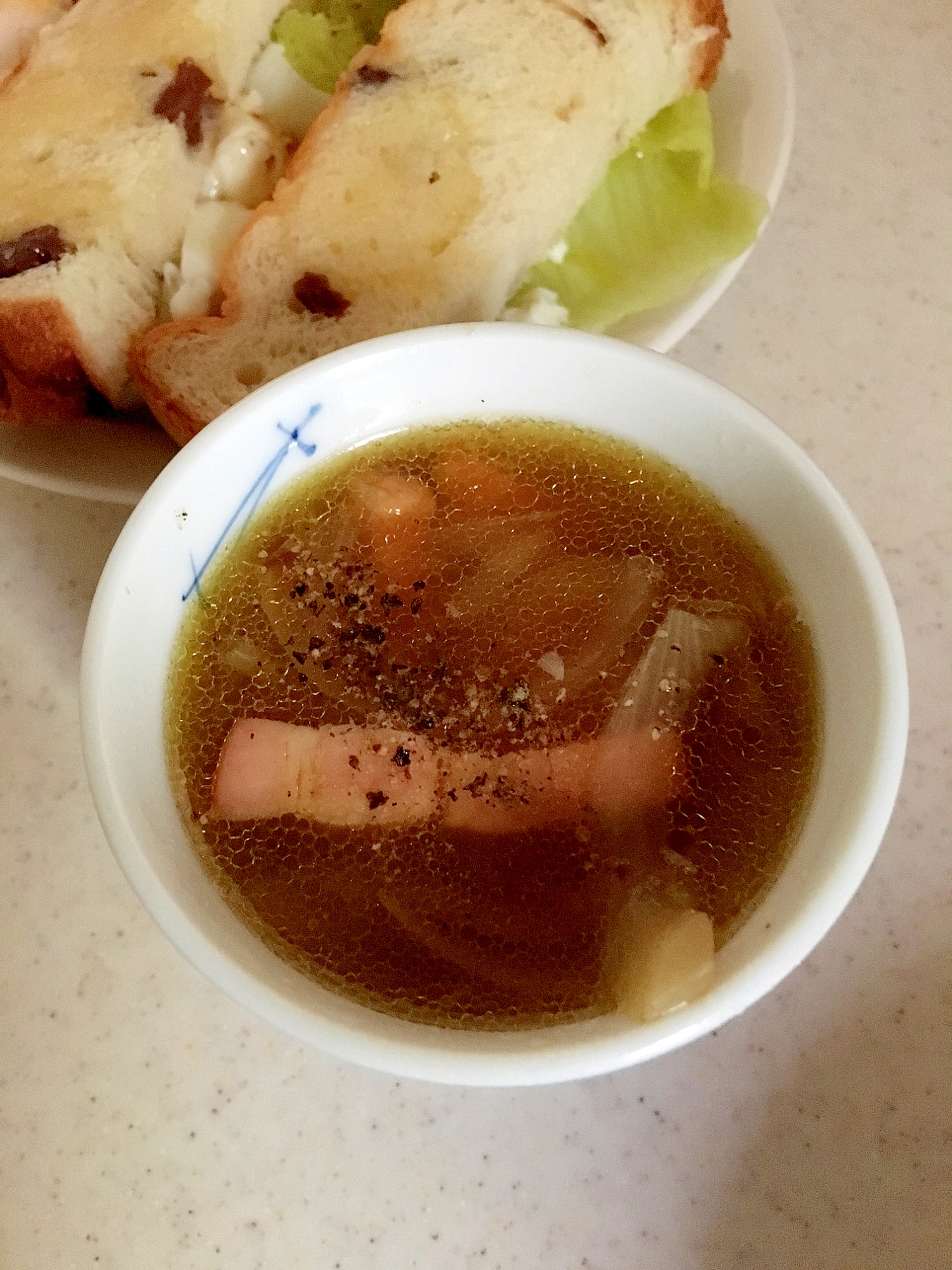 簡単シンプルなコンソメスープ