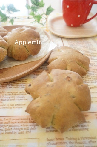 おせちで黒豆が余ったら☆抹茶と黒豆のお花パン