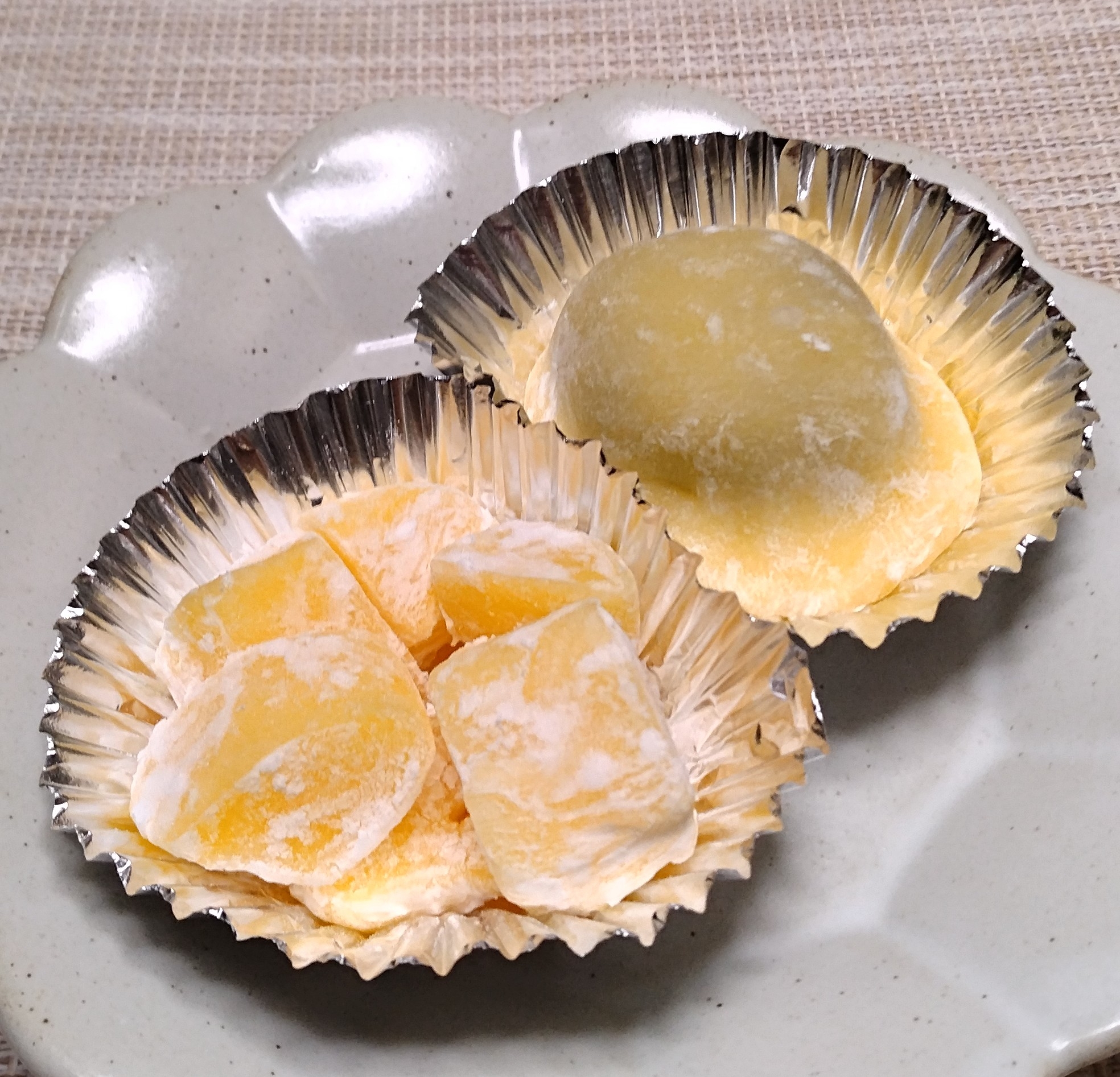 もち米粉で作ったバター餅と大福