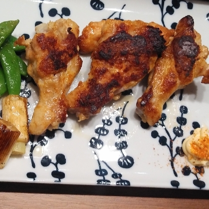 鶏手羽元のスパイス焼きと野菜プレート