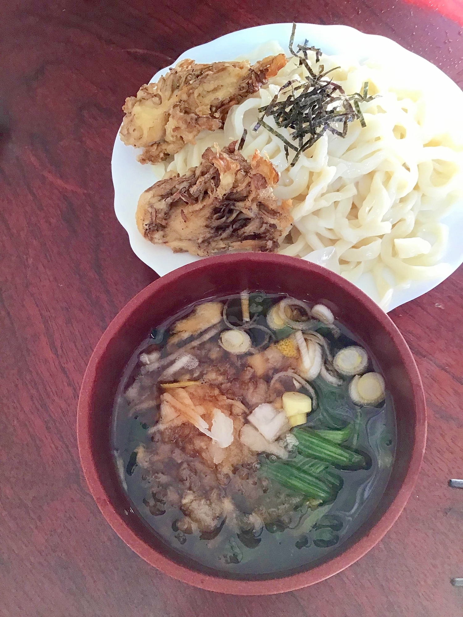 舞茸の天ぷら付きちぢみホウレンソウのつけ汁うどん。