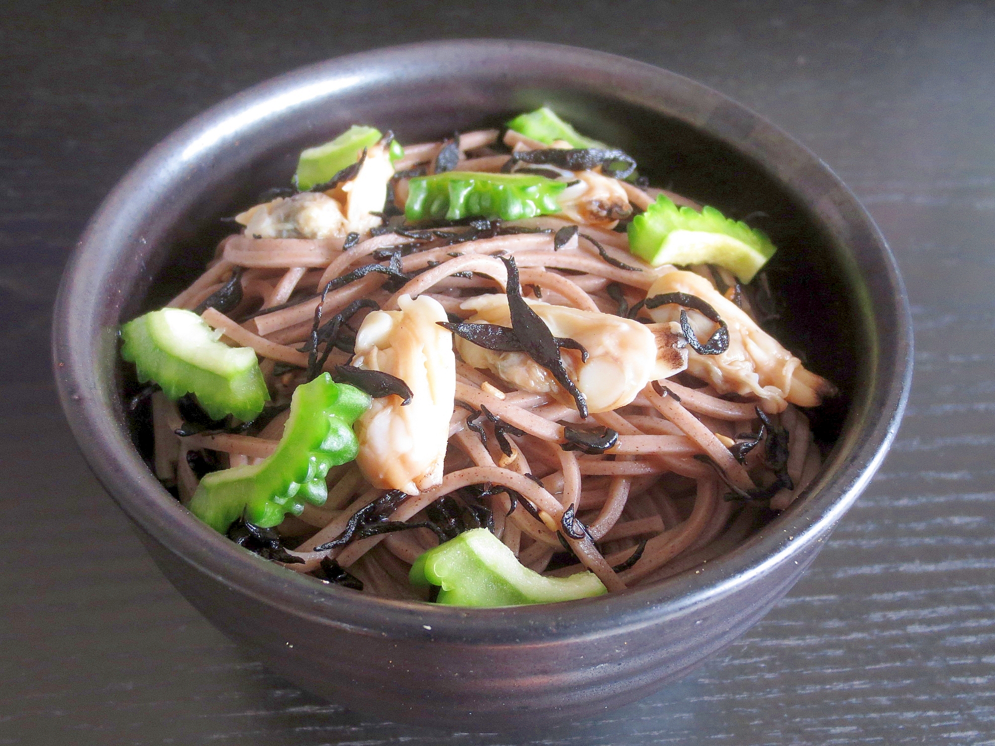 ゴーヤと磯の香りの蕎麦