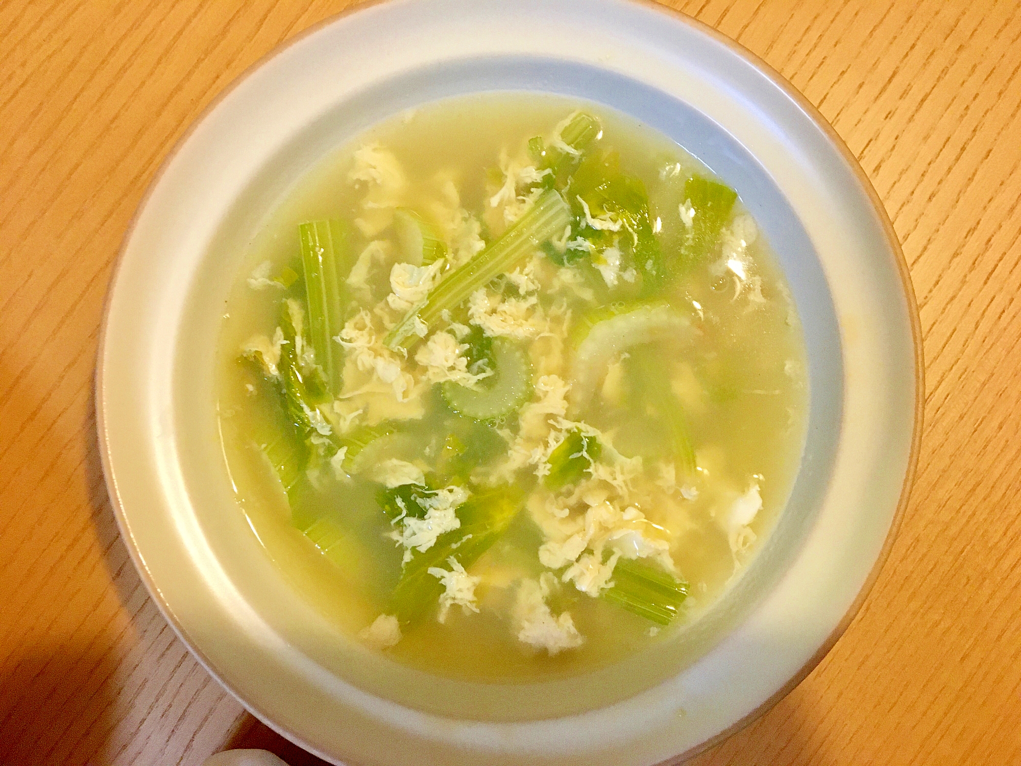 セロリと卵の中華風スープ