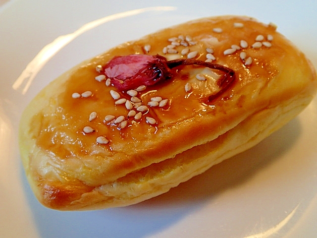 サワークリーム・黒蜜塗って　桜のプチパン