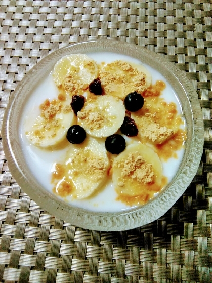 こんばんは☆食後のヨーグルトです♪バナナときなことブルーベリー栄養たっぷり詰まって美味しかったです！お腹いっぱいで満足♡ごちそうさまでした(*´˘`*)