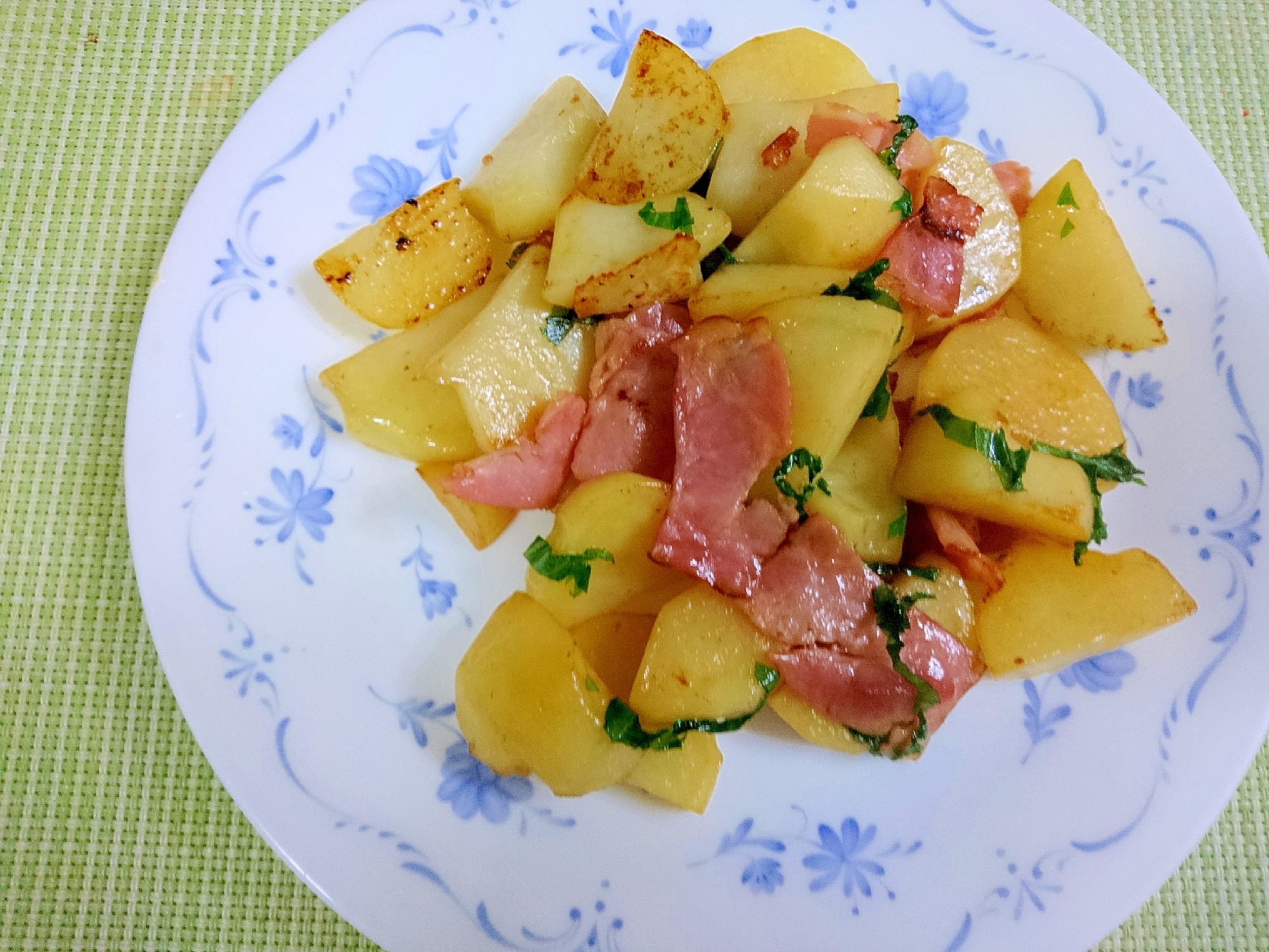 じゃがいもとベーコンの青じそ炒め物