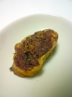 ピリ辛のコンビーフとマーガリンのトースト