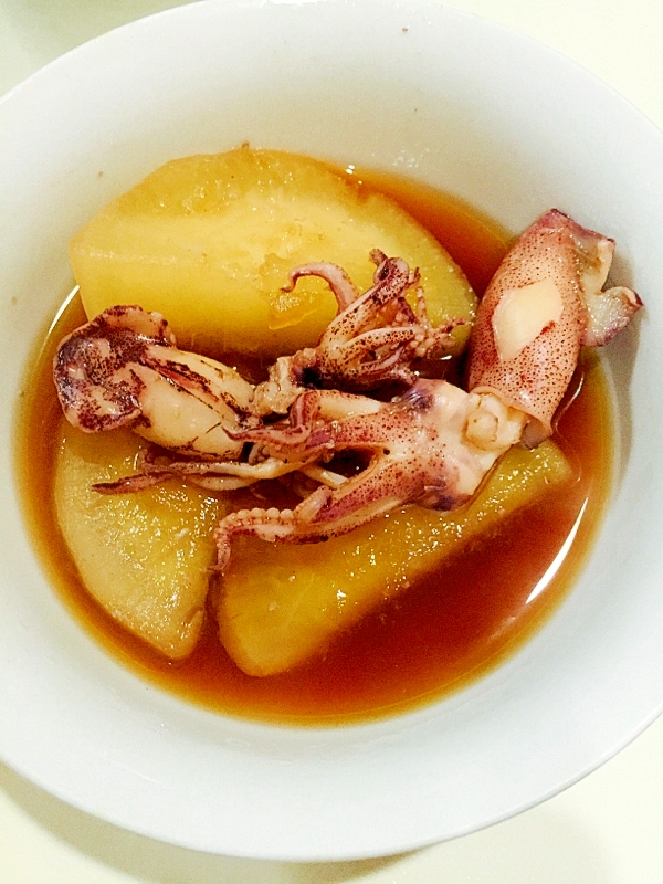 ことことおいしい味がしみたヒイカとダイコンの煮物