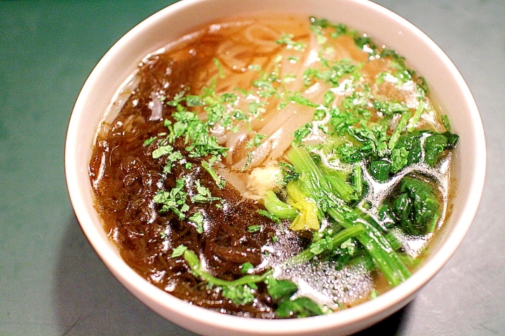 白い器に入った、コンソメで作る簡単フォー