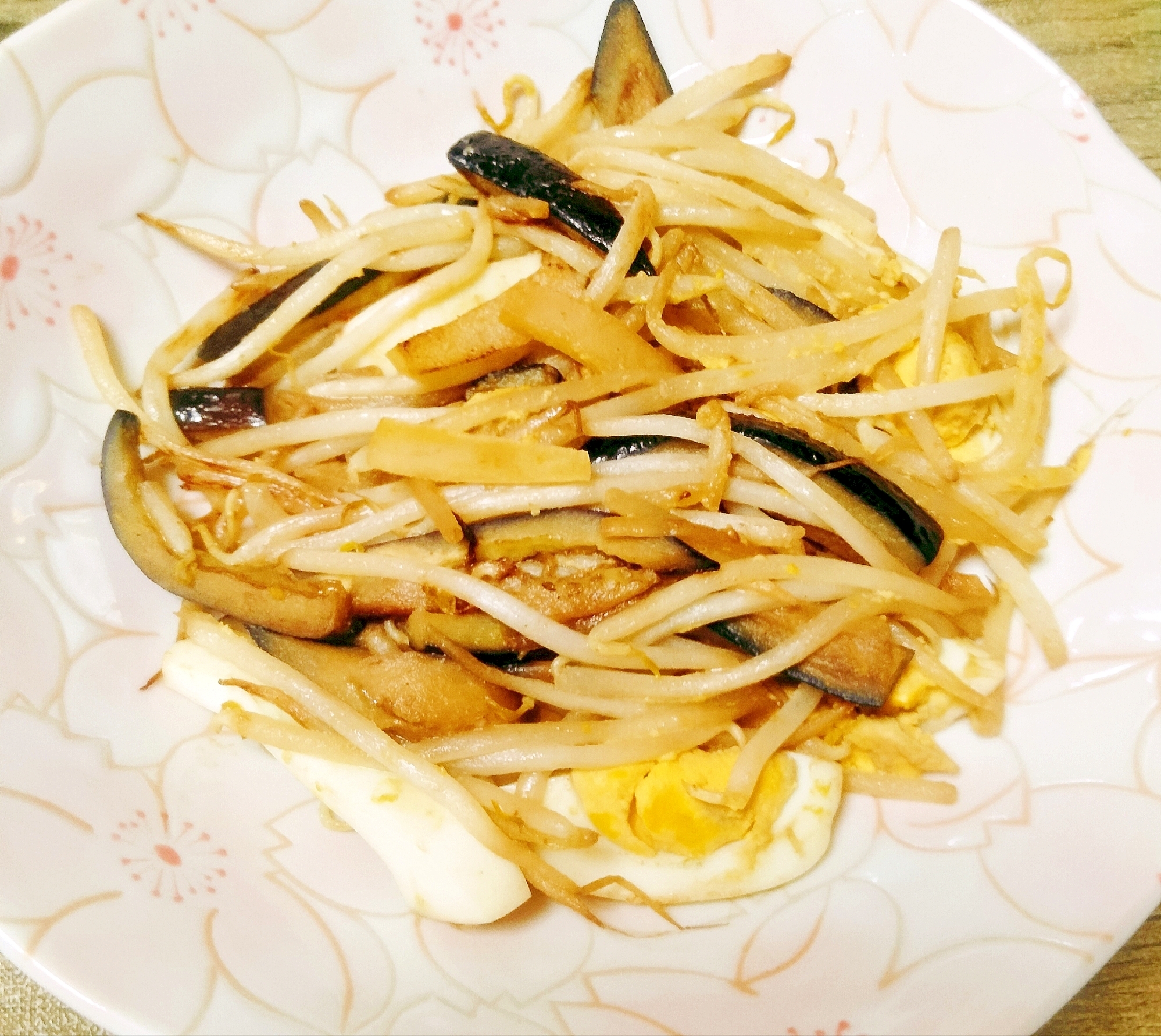 モヤシと茄子とサラダ菜の芯とゆで卵のごま油醤油炒め