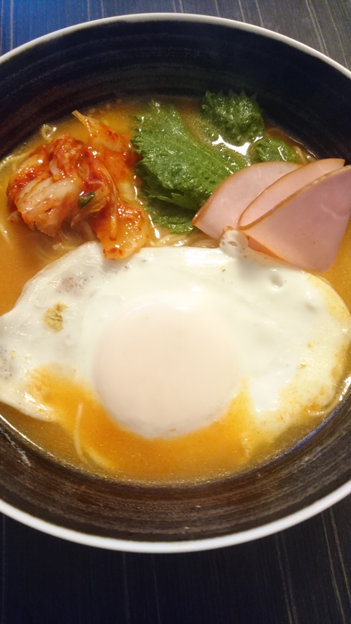 チャルメラとんこつ味で目玉焼きラーメン レシピ 作り方 By ワタシの料理日記 楽天レシピ