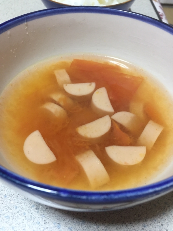 魚肉ソーセージとトマトのコンソメスープ(ニンニク)