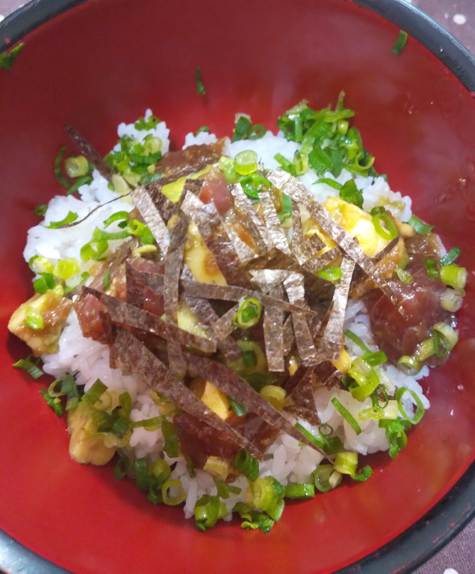 マグロとアボカドの玉ねぎソース丼