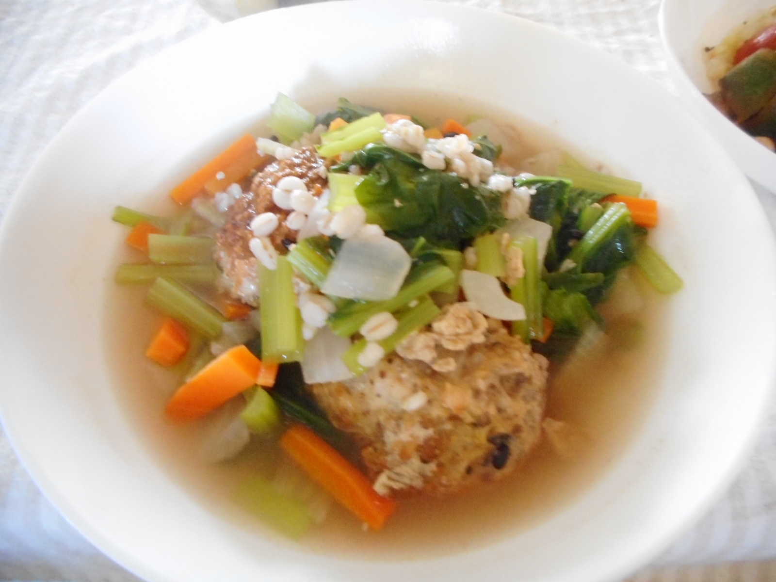肉団子と小松菜、にんじんの雑穀スープ