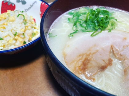 ネギたっぷり♪落とし卵と豚肉入りとんこつラーメン