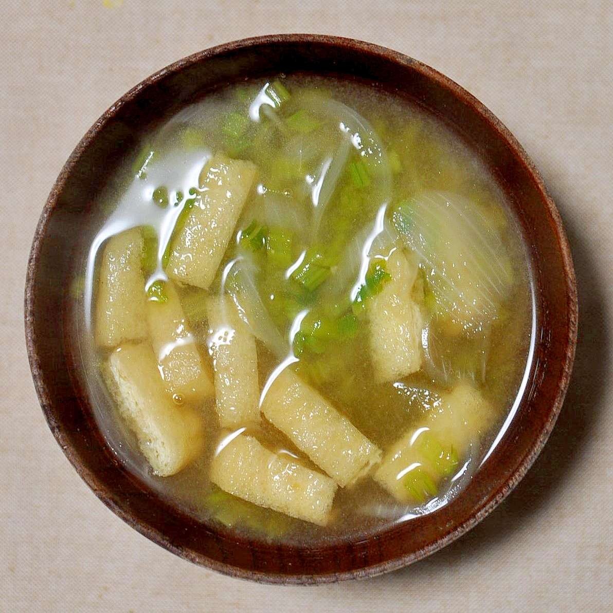 かぶの葉と玉ねぎと油揚げの味噌汁