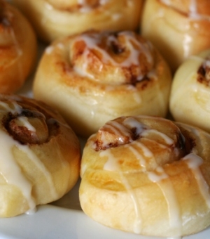 レモンアイシングをかけたシナモンロール