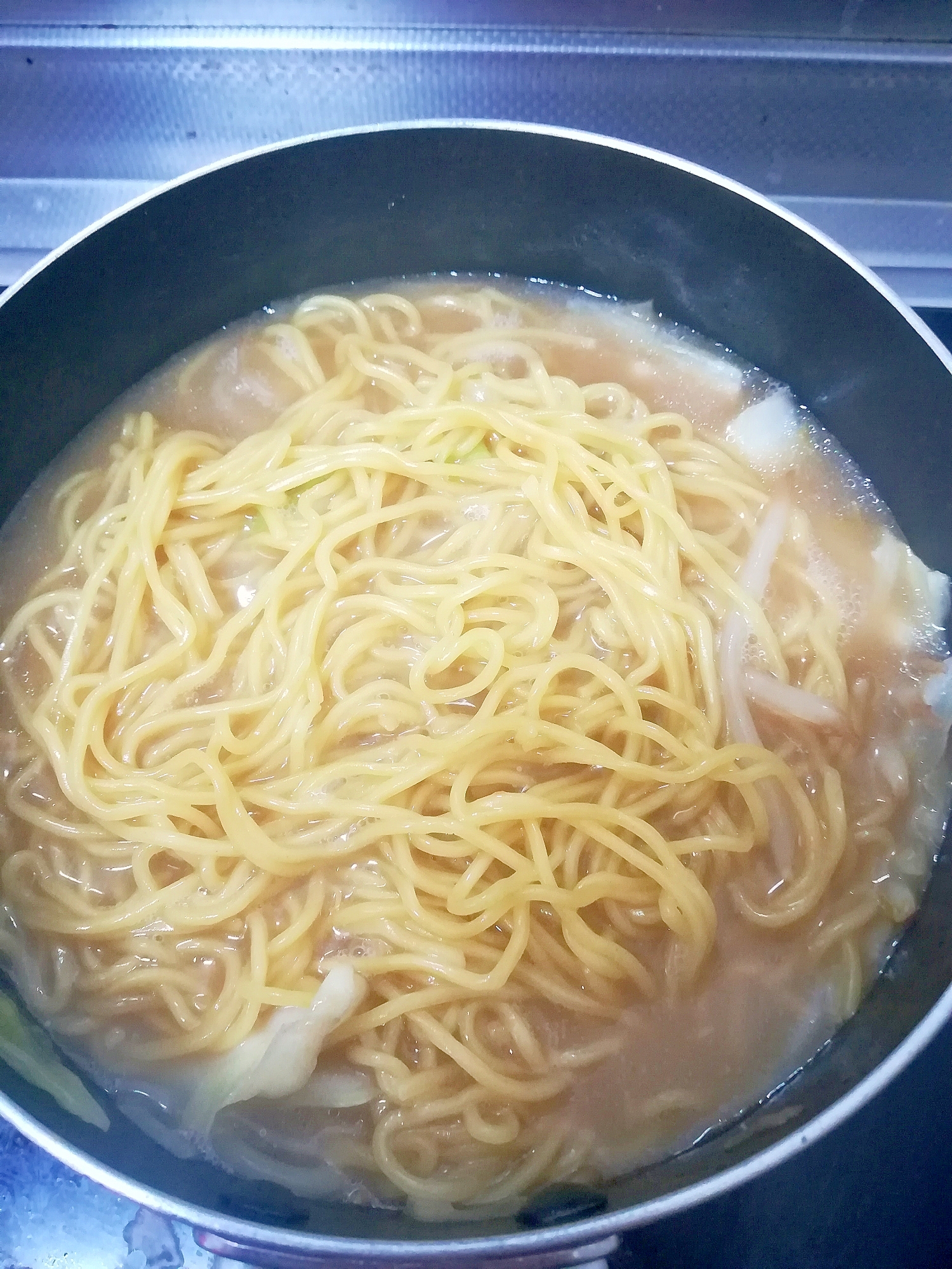 野菜たっぷり☆もやしとキャベツの味噌ラーメン