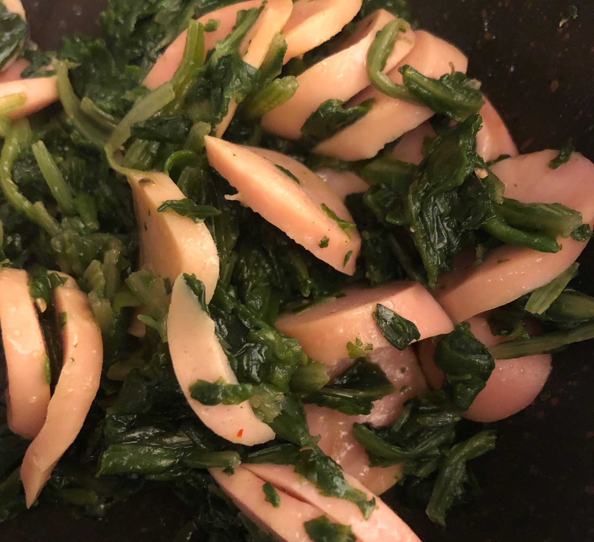 魚肉ソーセージとほうれん草のオリーブ油炒め