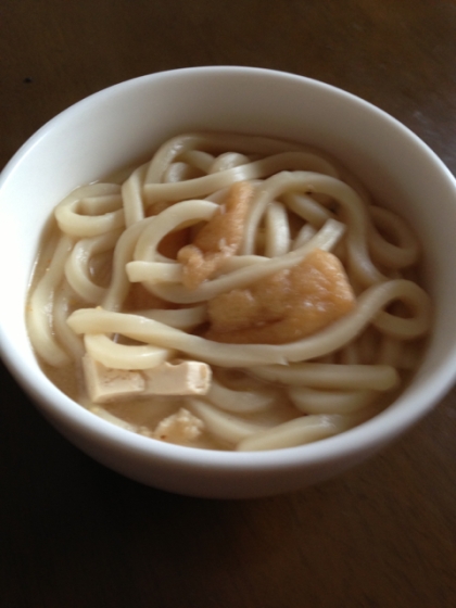 さむいので煮込みうどんに。
冷蔵庫にあるもので作りました。
温まりますね〜