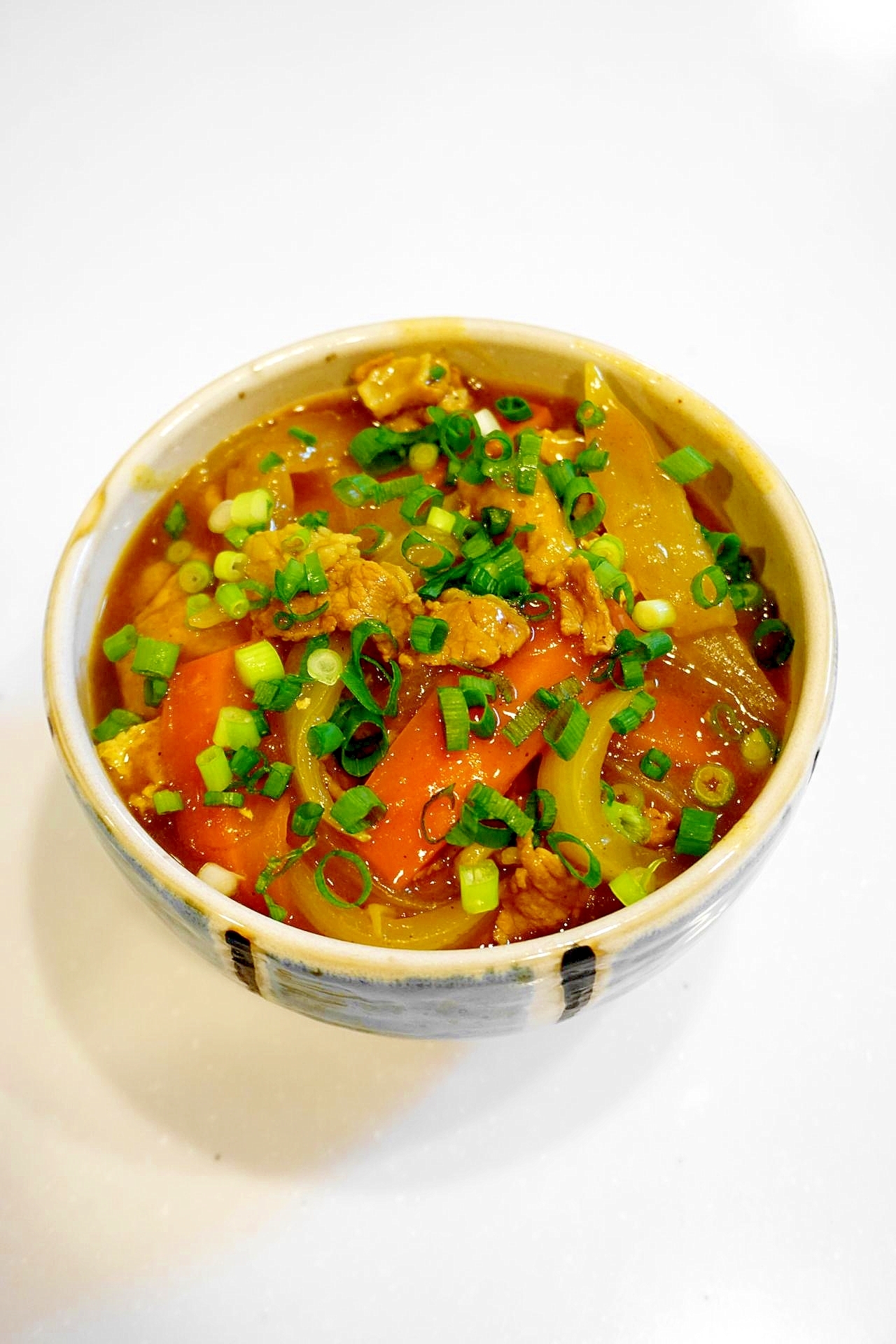 白い器に盛られたおそば屋さん風カレー