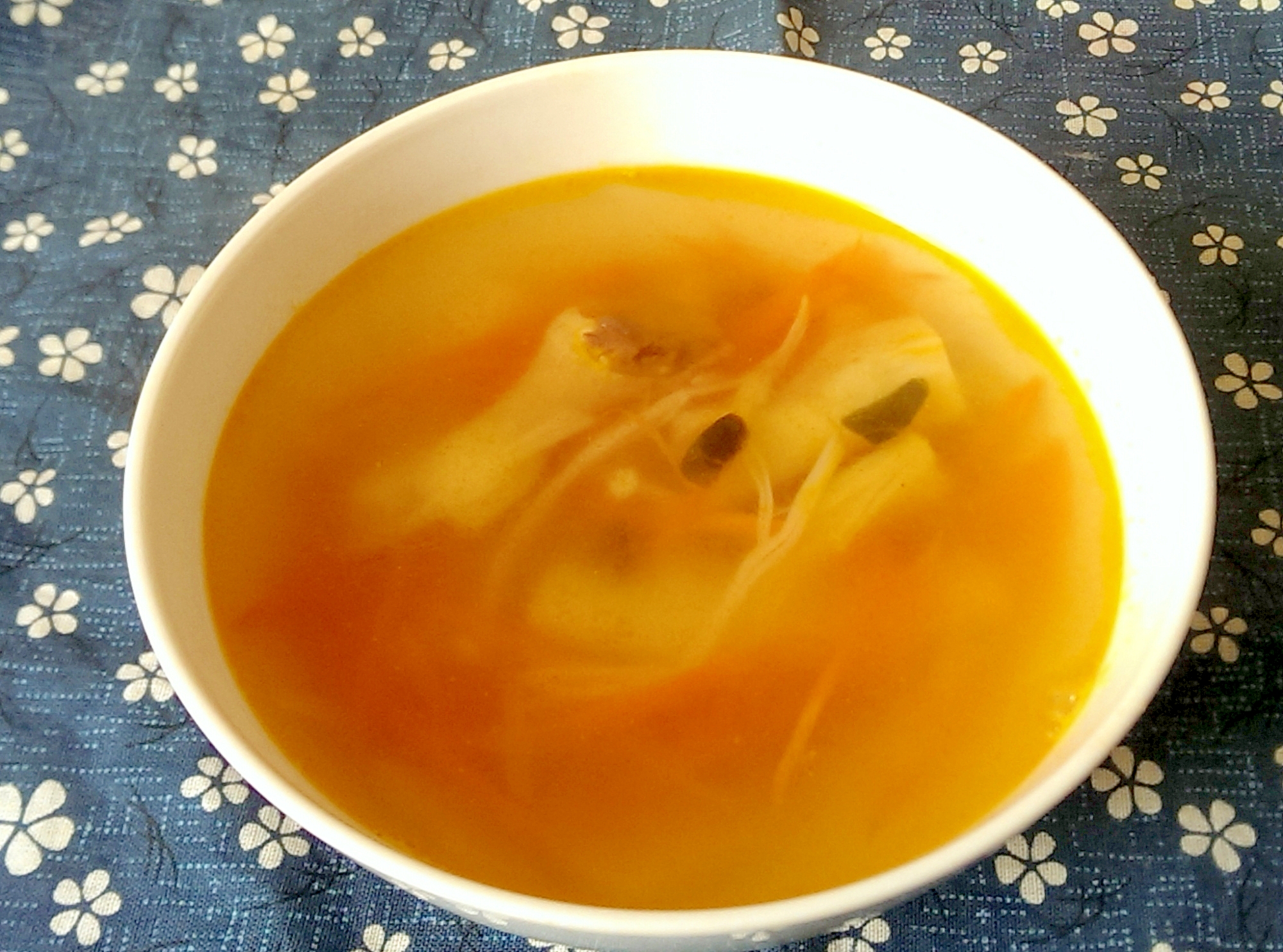 きのことにんじんとキューちゃんの中華風スープ
