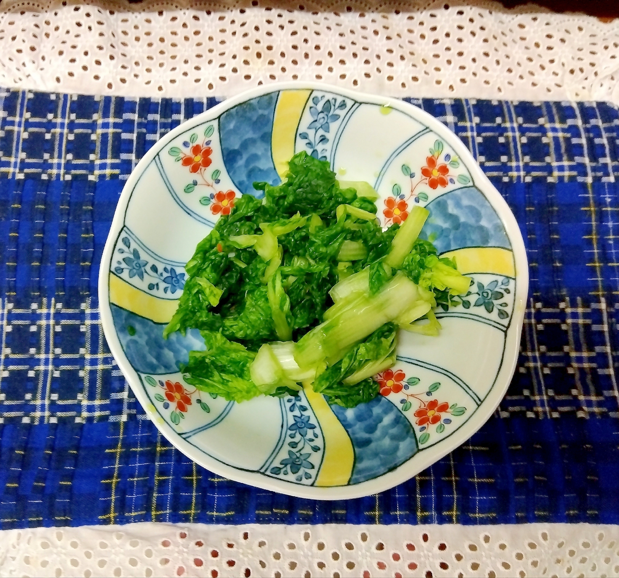 和食器に盛られた山東菜の浅漬け