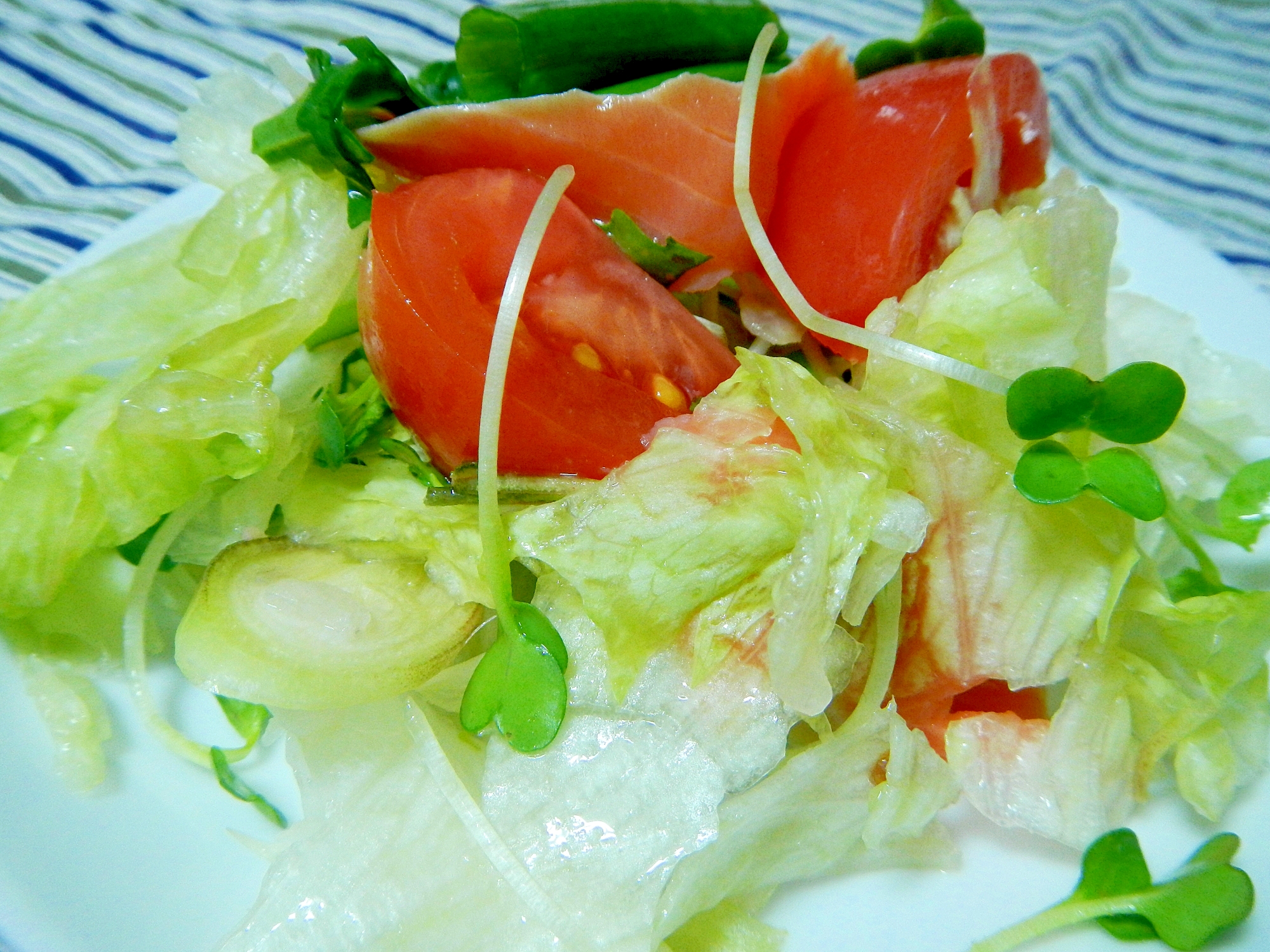 いろいろ野菜とスモークサーモンのサラダ