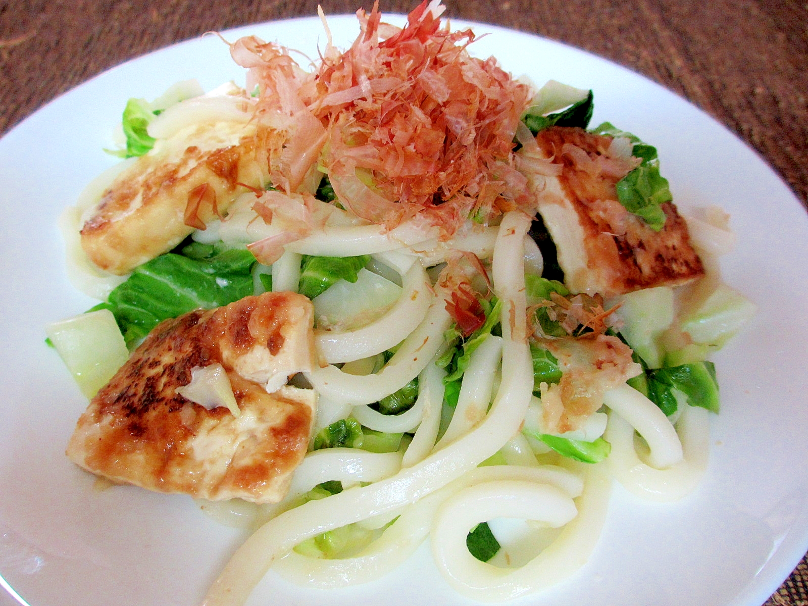 豆腐とキャベツのマヨ焼きうどん