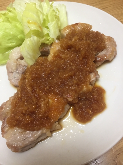 ソースたっぷりでお肉が見えませんが‥、このソースがとても美味しくて、油っこいお肉がサッパリいただけました。ごちそうさまでした♪