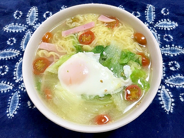 プチトマトとレタスとハムとたまごの塩ラーメン