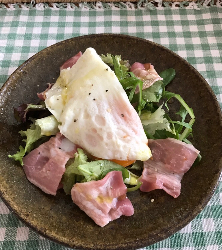 ベーコンと目玉焼きのサラダ