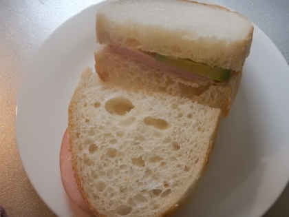 アボカドとハムと玉ねぎのサンドイッチ