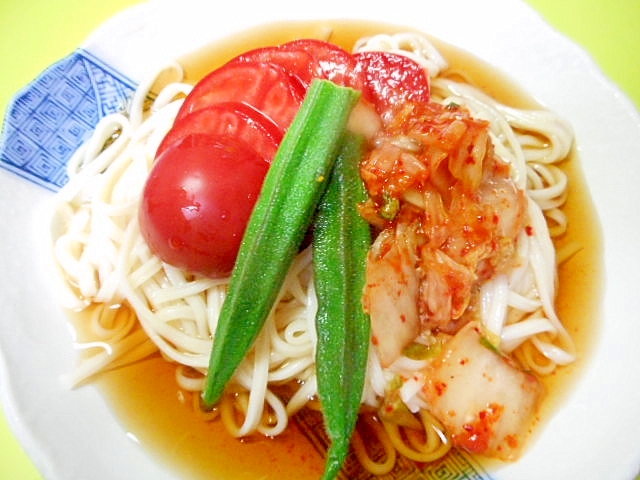 トマトとキムチオクラの冷やしうどん