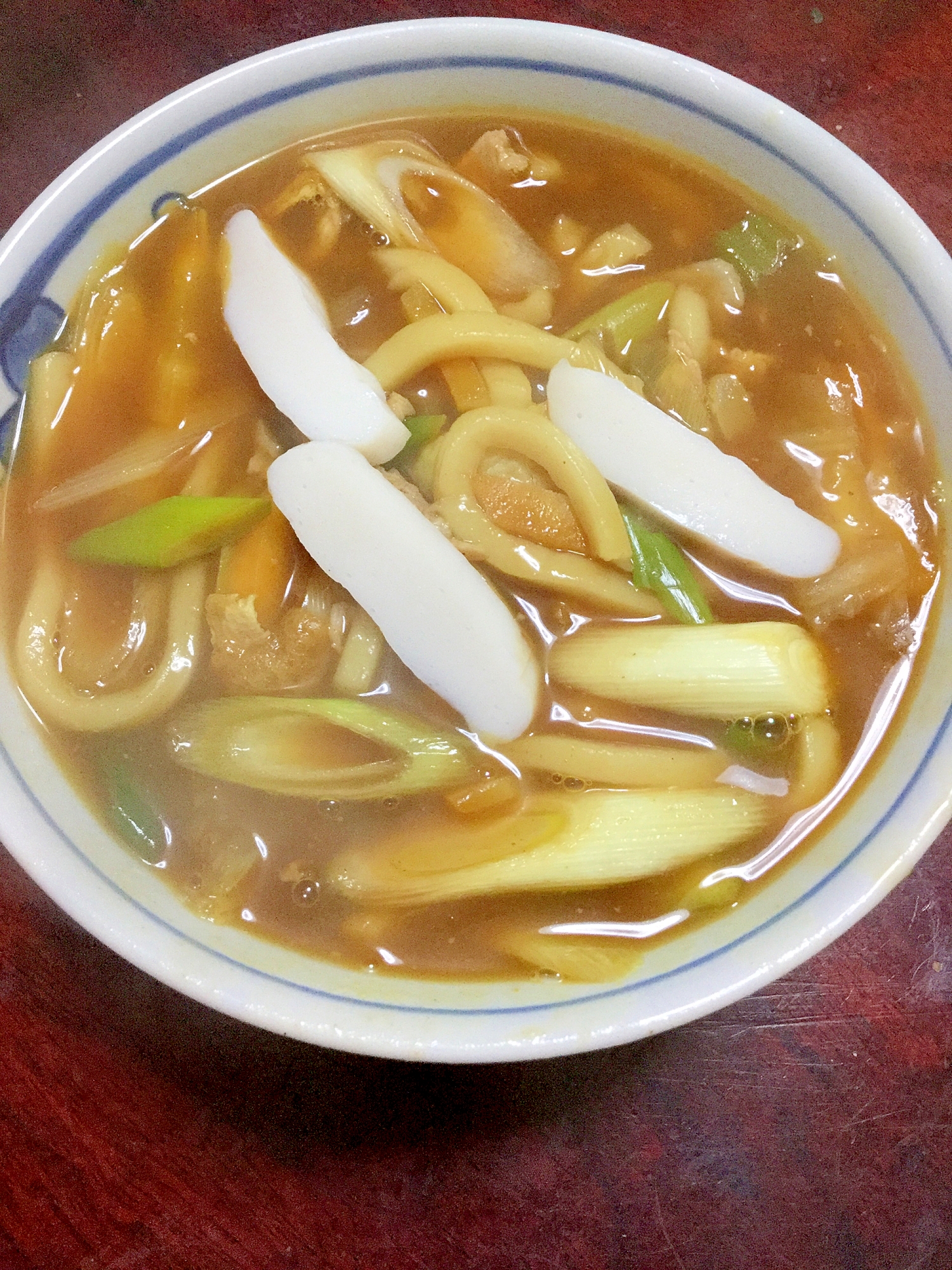 揚げと蒲鉾とネギのカレーうどん。