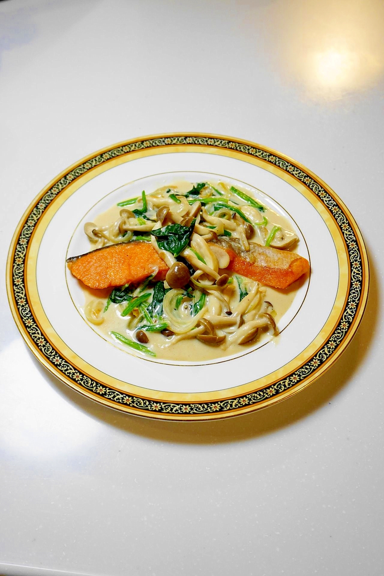 鮭のムニエル ほうれん草のクリームソース添え